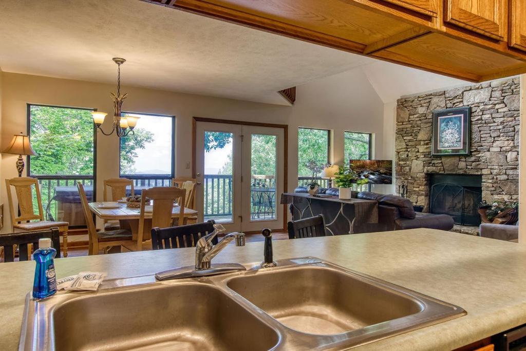 Serenity Heights, Amazing Views, Hot Tub Pool Access, 1089 Free Tickets Each Paid Day, Dollywood Gatlinburg Exterior photo