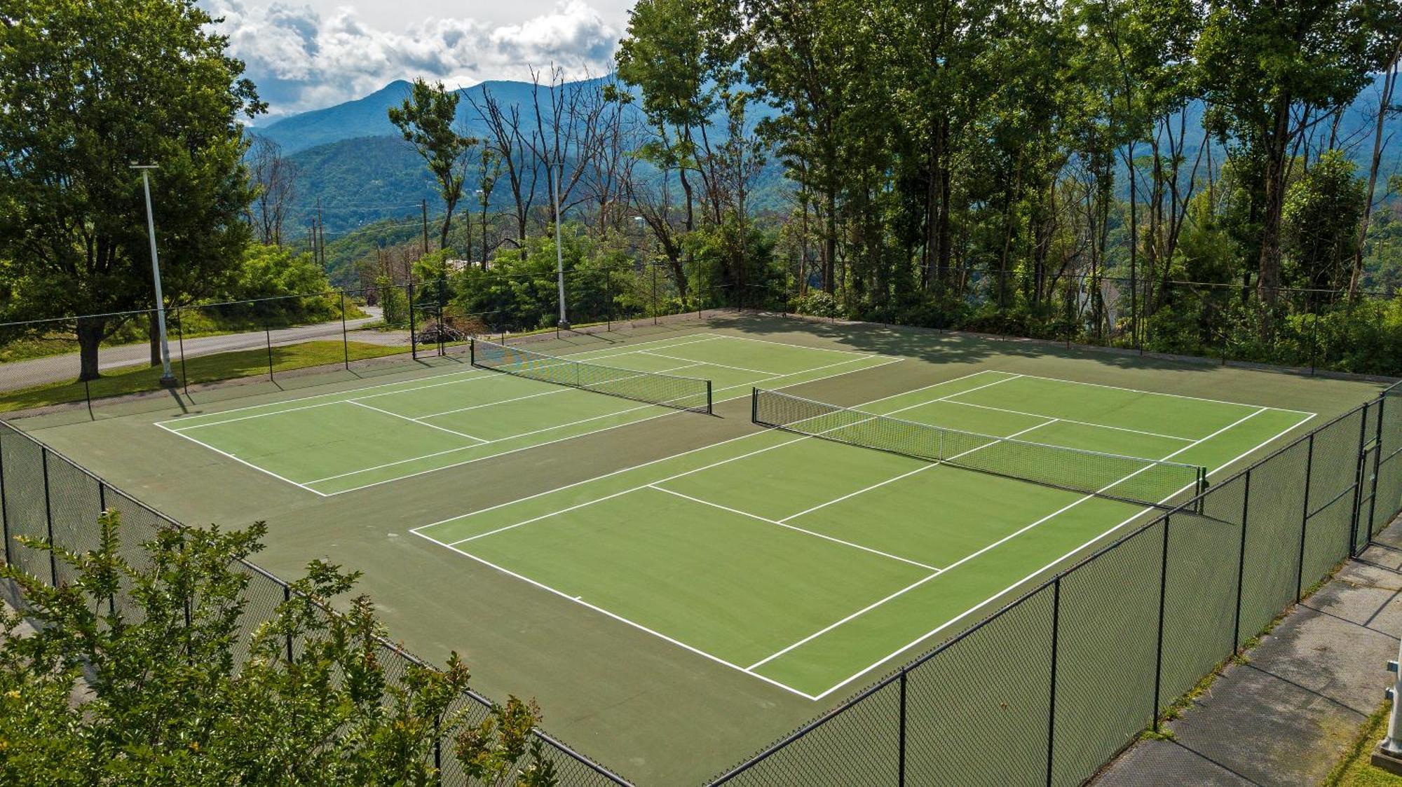 Serenity Heights, Amazing Views, Hot Tub Pool Access, 1089 Free Tickets Each Paid Day, Dollywood Gatlinburg Room photo
